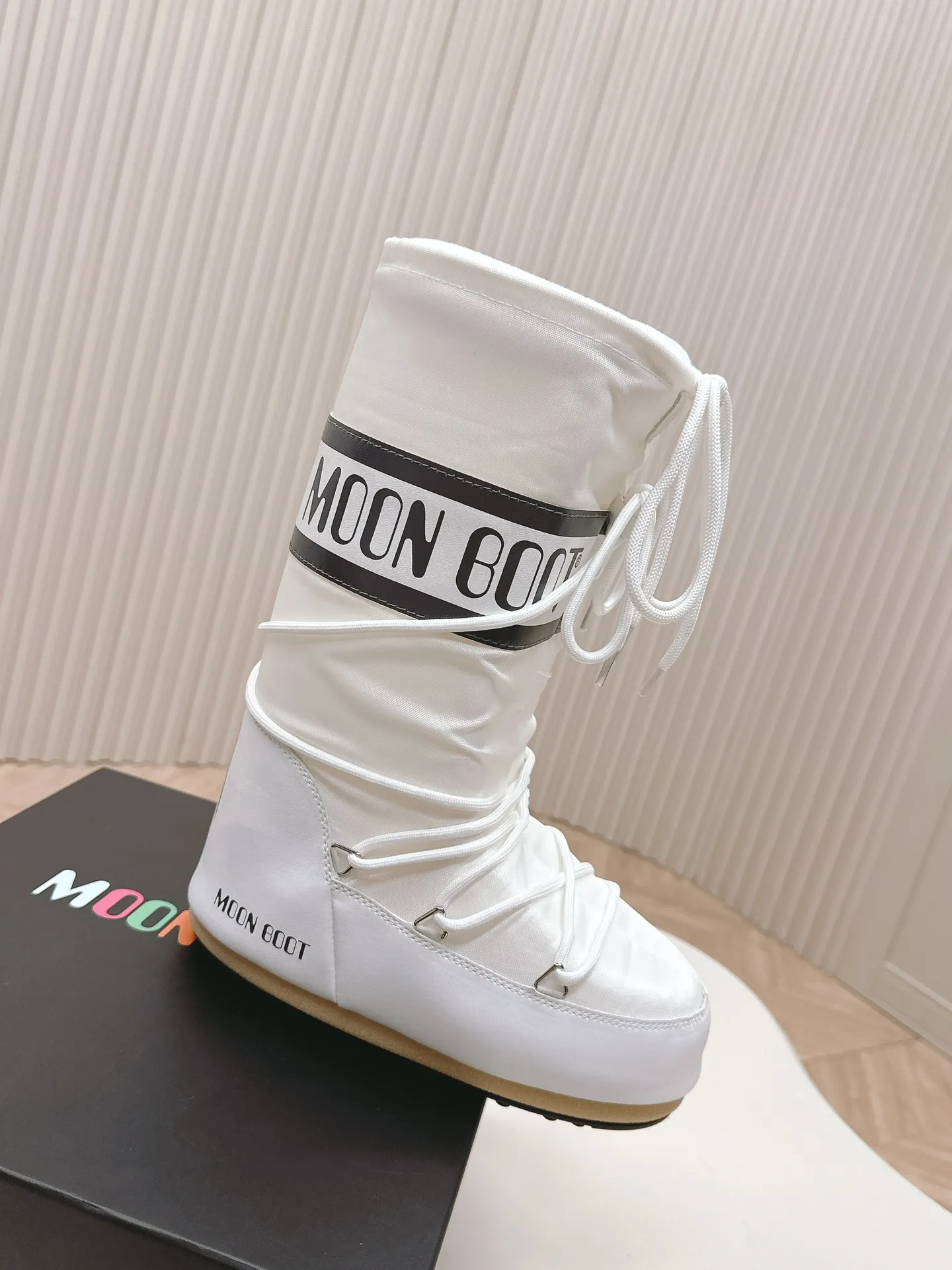 Men's men's shoes pP620! Fabric high boots Moon Boot 24ss The latest snow boots series for autumn and winter... Ugly snow short boots Forget UGG, fashionable people are wearing Moon Boot snow boots. If you find it difficult to accept the revival of UGG, now there is a more alternative snow boot that is back. It is 4 cm taller, that is the Moon Boot. It was already very popular in the millennium. Paris Hilton, Victoria Beckham and other celebrities often wore it, and now the Y2K trend is popular again. The same QQ show outfit worn by young children. The ugly snow boots that have been shown by thousands of people have become popular again. They are not distinguished between men and women. They look slim and warm and easy to wear. Fabric: 70% cotton and 30% plastic. Lining: 100% silk cotton liner. Feet: 100% silk cotton liner. Outsole: thermoplastic rubber. Bottom thickness: 4cm. Size: #35-41 (41 customization is not returnable).